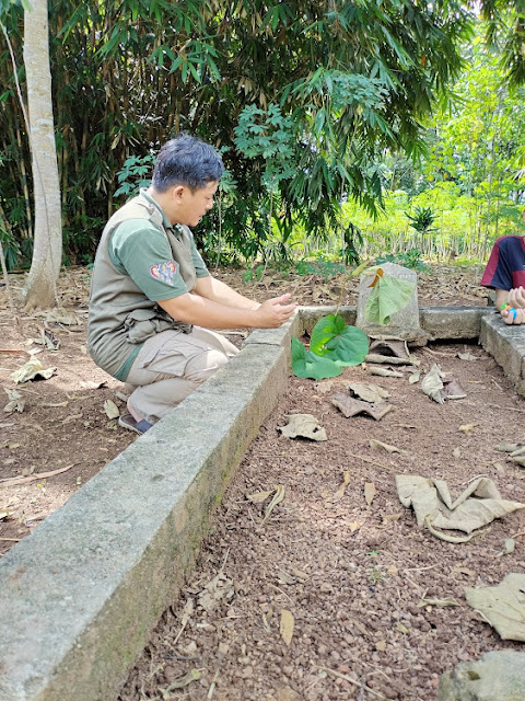 berziarah ke makam orang tua