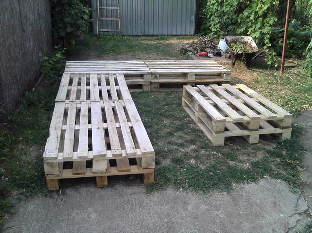 a Membuat sofa dan meja dari kayu palet bekas yang murah