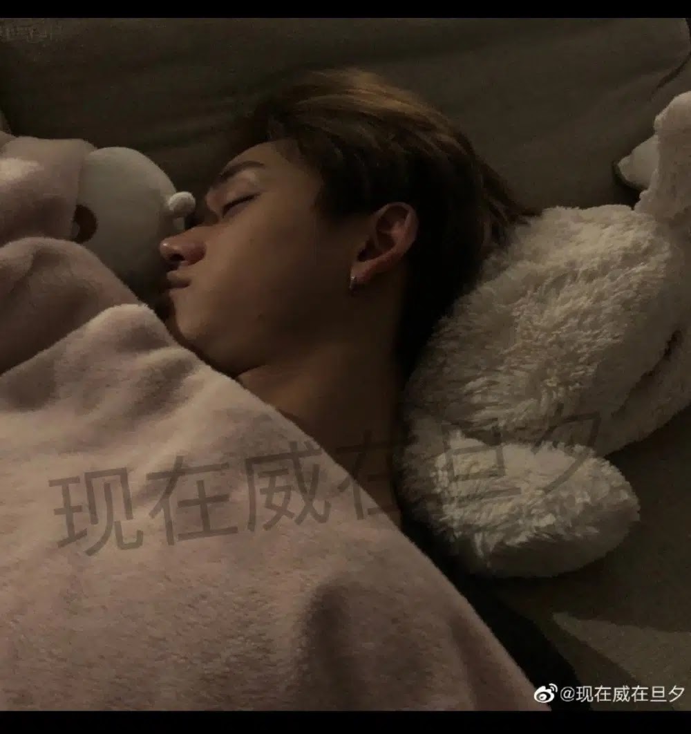 Admits Used by WayV's Lucas, These Netizens Upload Photos of Lucas in Bed