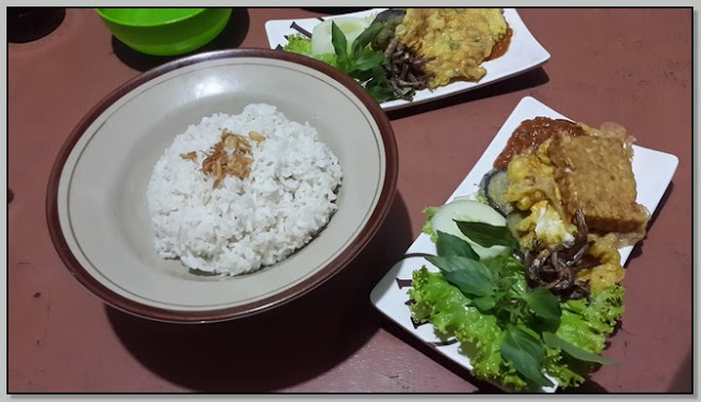 TEMPAT MAKAN ENAK DI JOMBANG : “LESEHAN NING NOVI”