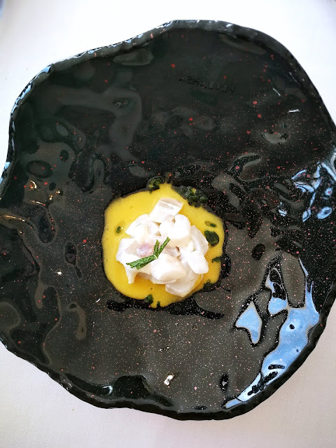   Tartar de cítrico de lubina sobre ají amarillo y ajoblanco