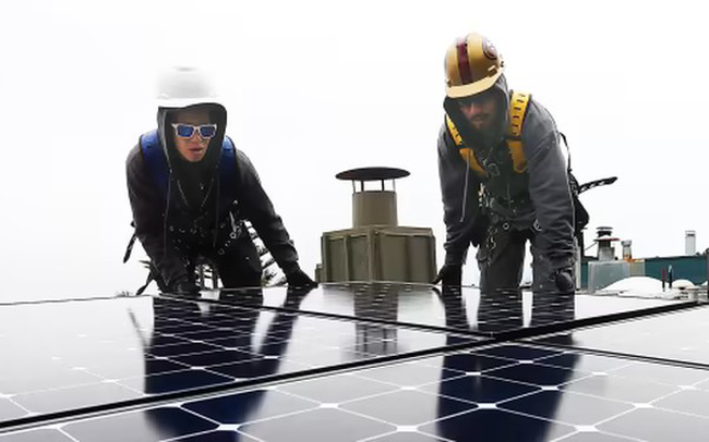 Giá điện đắt đỏ đi kèm mất điện, người dân Mỹ đổ xô lắp đặt loại năng lượng sạch này