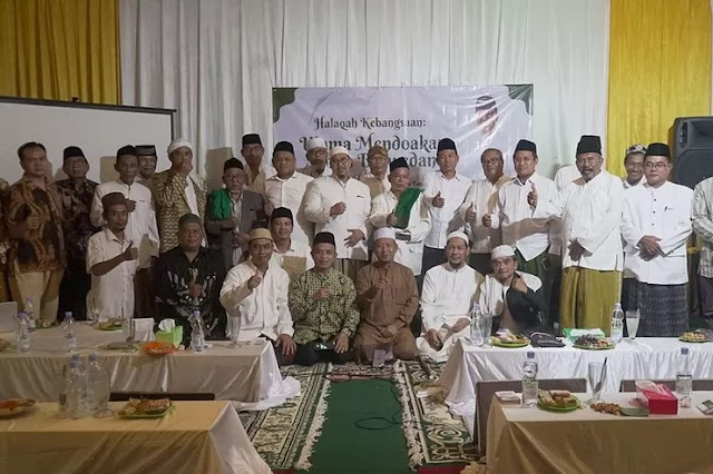Jawa Timur menggelar pertemuan untuk mendoakan bakal calon Presiden Anies Baswedan bertemp Puluhan Kyai Jawa Tengah-Jawa Timur Tirakat Doakan Anies Baswedan: Gangguan yang dialami Pak Anies ini sungguh luar biasa. Lahir dan batin