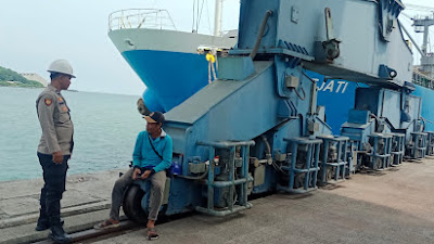 Personil Polsek KSKP Banten Polres Cilegon Bincang Bersama Pekerja di Pelabuhan