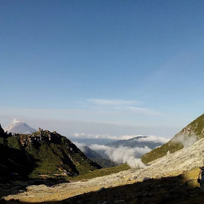 foto pemandangan gunung sibayak