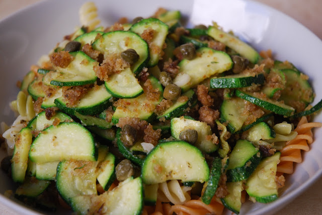 Pâtes à la chapelure, aux courgettes et aux câpres