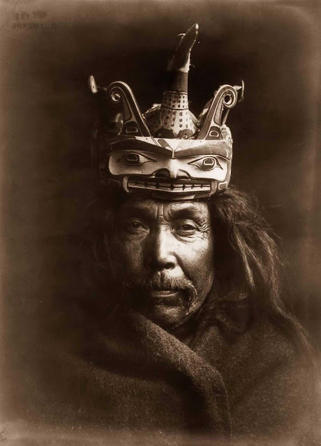 Мужчина-квакиутль в маске, изображающей человека, превращающегося в гагару. 1914 год.