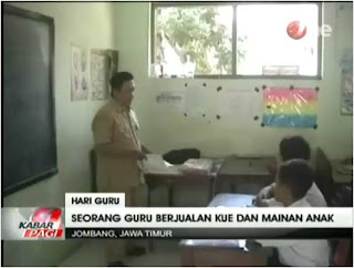 Seorang guru honorer asal Jombang, Jawa Timur, harus rela membanting tulang menjual kue keliling karena gaji yang didapat dalam satu bulan hanya Rp400 ribu. Padahal, dirinya telah mengajar selama 18 tahun di salah satu Madrasah Ibtidaiyah di Jombang. Rabu, 25 November 2015.