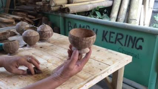 Gelas dari Batok kelapa