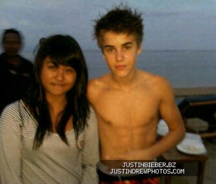 justin bieber running. PHOTO: Justin Bieber no shirt
