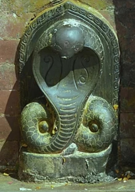 Змеи иногда представляются как могущественные стражи храмов и других священных мест