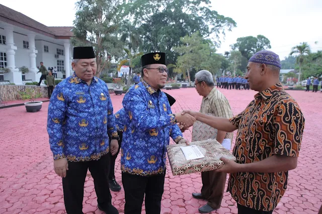 Plh Sekdakab Asahan Pimpin Upacara HKN dan Serahkan Penali Asih kepada PNS yang Pensiun