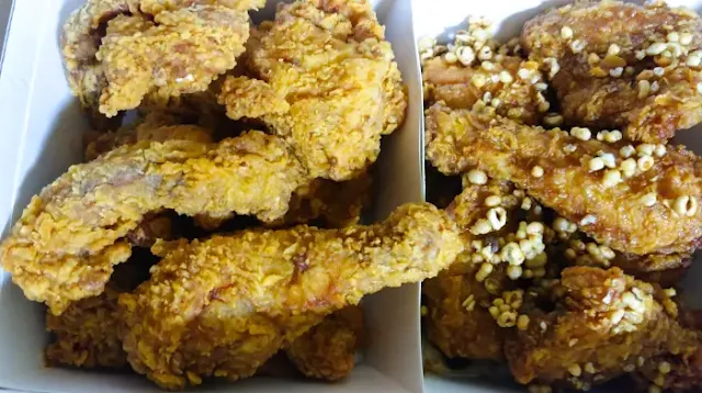 왼쪽은-후라이드치킨-오른쪽은-곡물-알갱이가-올려진-간장치킨-사진