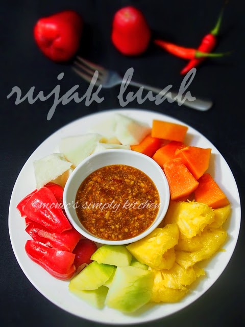 Photo Rujak Buah - Fruit Salad with Spicy Palm Sugar Sauce from Jayapura City
