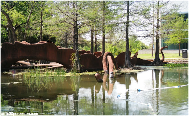 Escultura del Lago Leonhardt Lagoon en el Fair Park