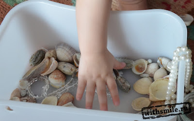 Sensory box shells and pearls