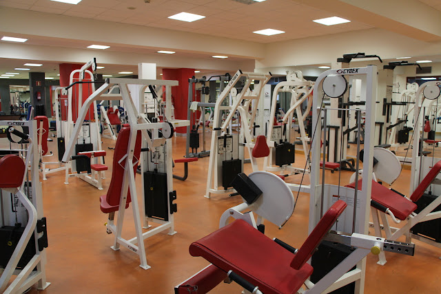 Máquinas de ejercicios en la sala del gimnasio de Lasesarre