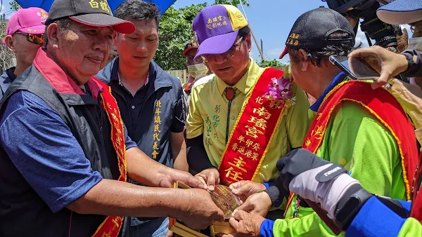 ▲南瑤宮笨港進香主委林世賢（中）和負責接貳香的北斗中圳白鶴宮完成對龍銀（仿古銀牌）的宗教儀式。（記者林明佑翻攝）