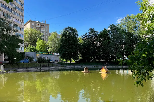 Ленинский проспект, улица Панфёрова, дворы, Семёновский (Белый) пруд