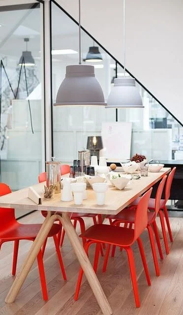 41 desain inspiratif interior ruang makan minimalis modern bernuansa merah putih