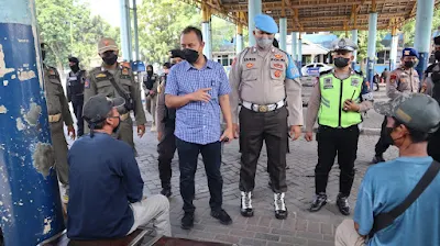 Kanit PPA Satreskrim Polres Ipda Hepi bersama petugas patroli membagikan masker