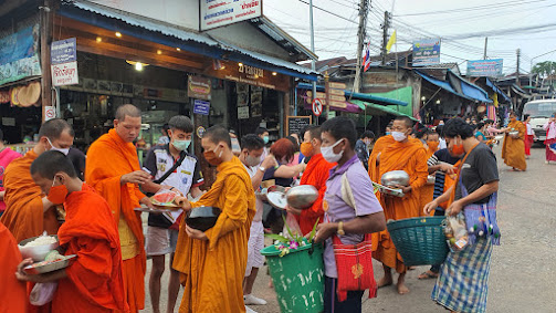 ใส่บาตรสะพานมอญ สังขละบุรี