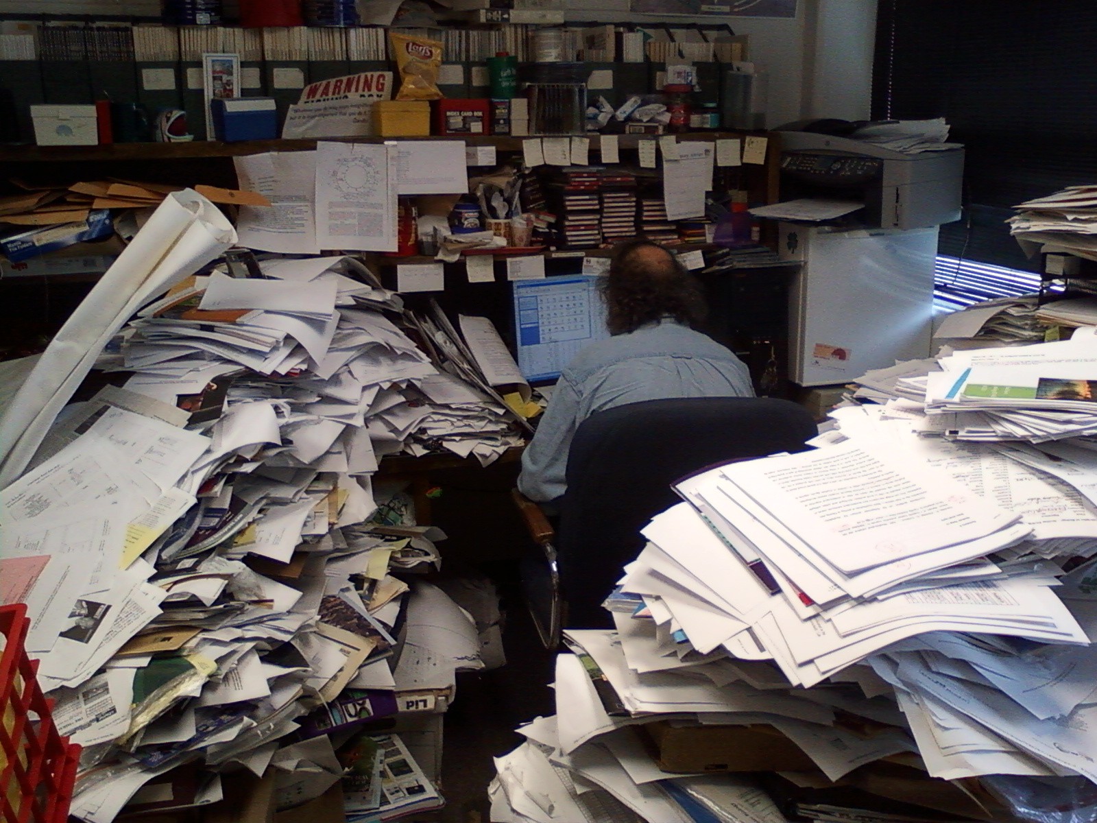Вечером много работы было. Стол заваленный бумагами. Офис заваленный бумагами. Бумаги на столе. Завал бумаг на столе.