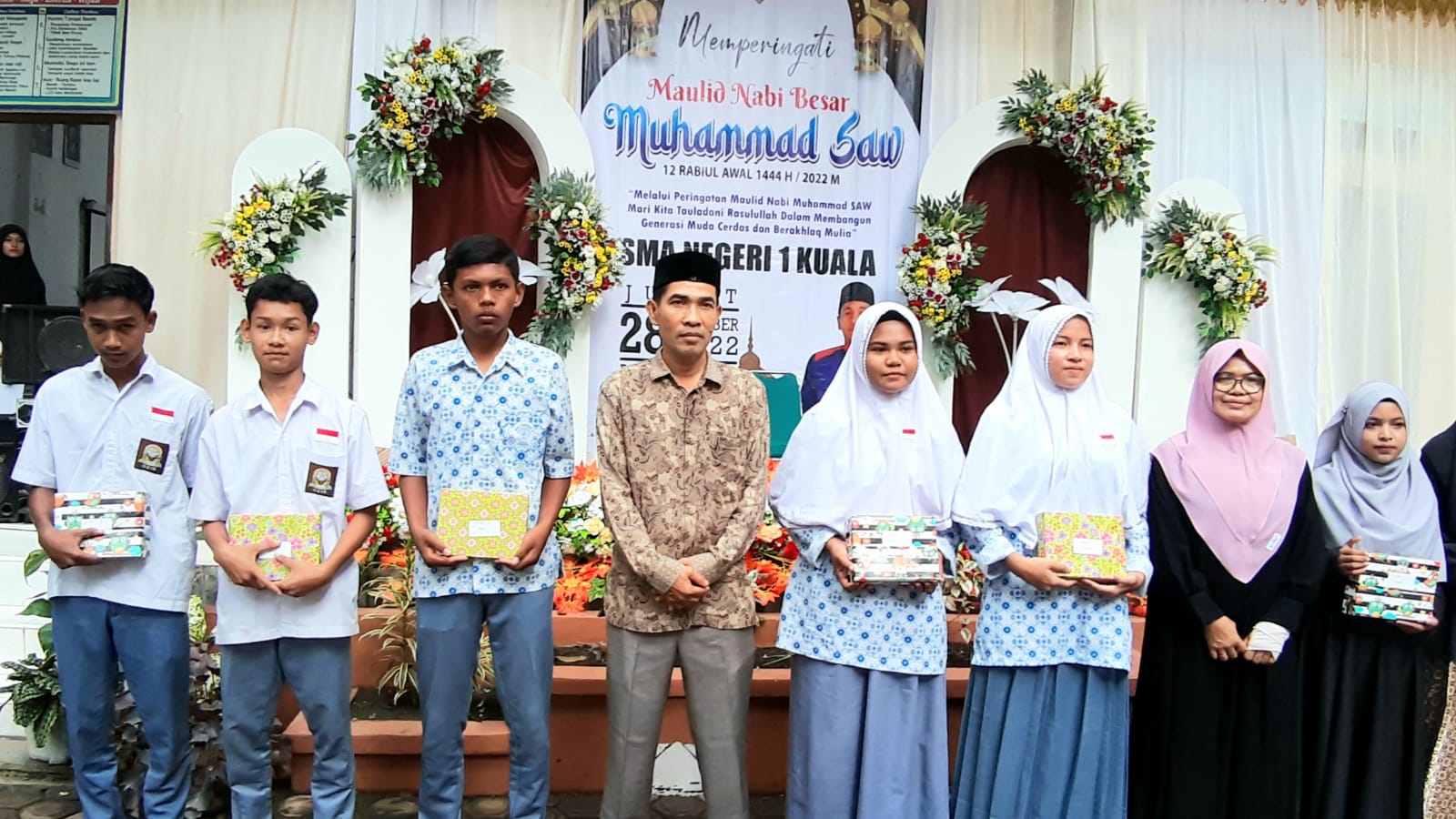 SMAN 1 Kuala Gelar Maulid Nabi Muhammad SAW dan Santuni Puluhan Anak Yatim Piatu
