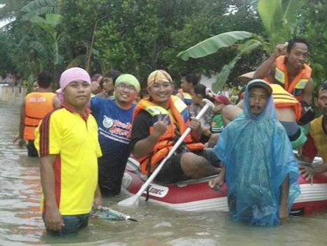 Evakuasi saat Banjir Kencong tahun 2013