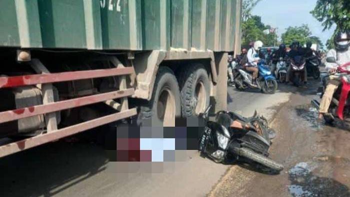Kecelakaan Pemotor Tewas usai Tergelincir saat Nyalip Lalu Terlindas Truk Kontainer di Jalan Manyar Gresik
