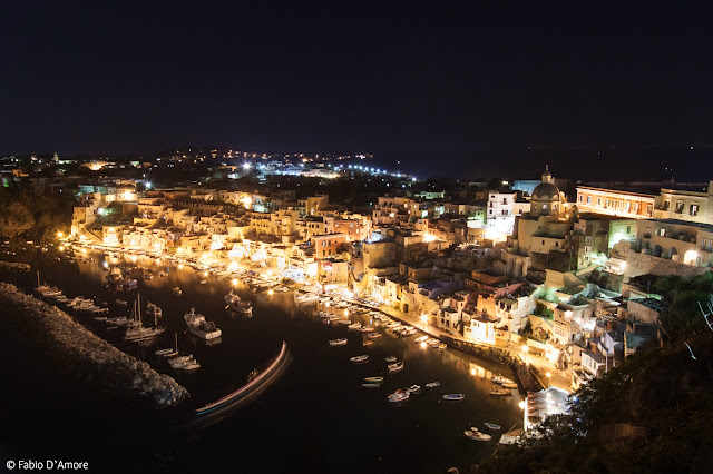 La Corricella da Terra murata di notte-Procida