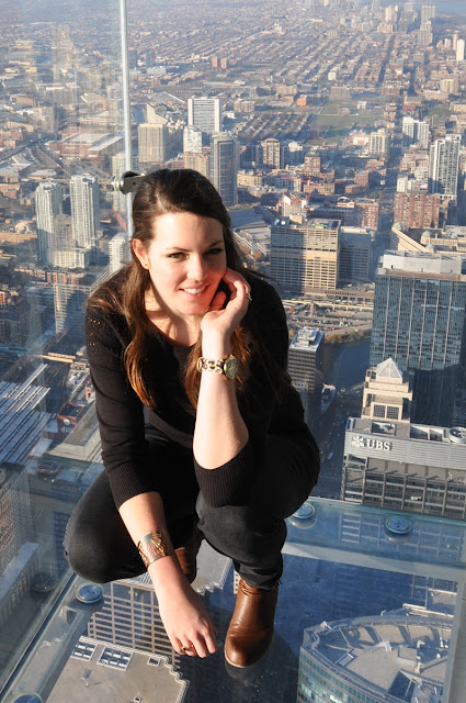 All black outfit in Chicago (Willis Tower); Pullover & Rings: Urban Outfitters; Watch: Guess; Trouser & Bracelet: H&M; Shoes: Dosenbach