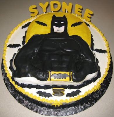 Batman Birthday Cakes on Batman Toys And Collectibles  Happy Silly Batman Themed Birthday Cakes