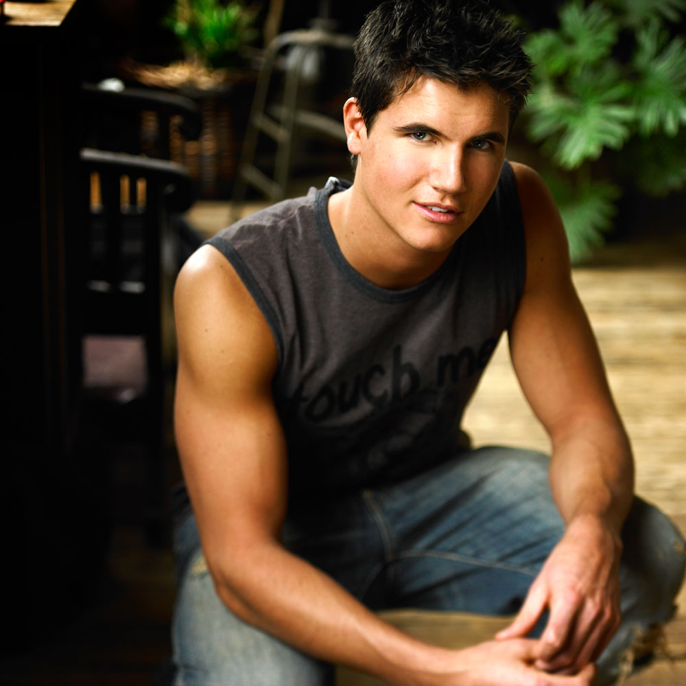 Robbie Amell - HD Wallpapers