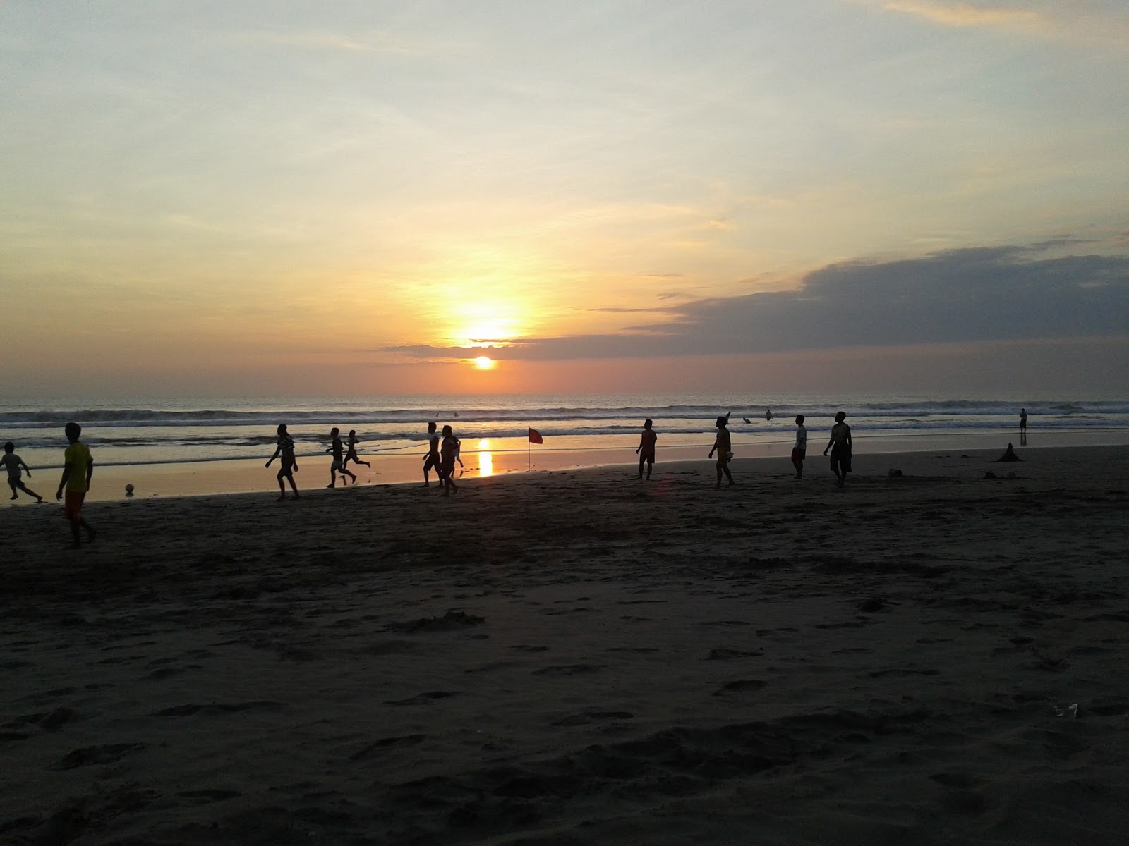  Foto foto Perjalanan Pemandangan Pantai Kuta Legian Bali 