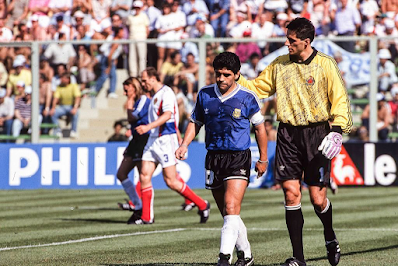 Ivkovic junto a Maradona en el partido Yugoslavia Argentina en el Mundial Italia 90