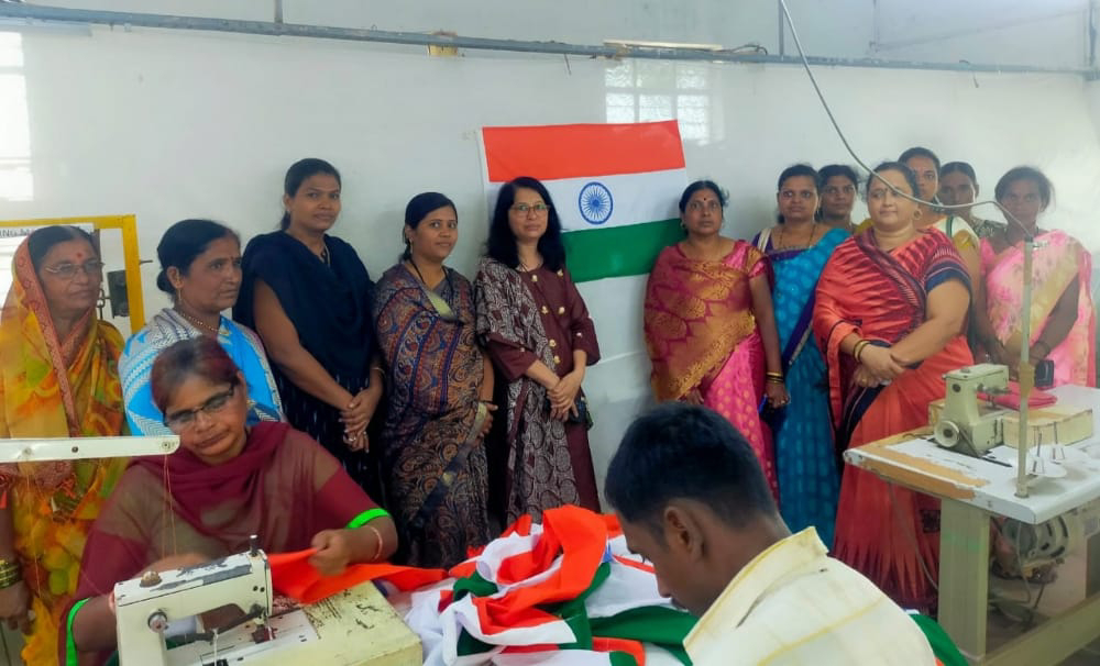 पयोद इंडस्ट्रीजच्या वतीने महिलांना राष्ट्रध्वज बनविण्याचे प्रशिक्षण