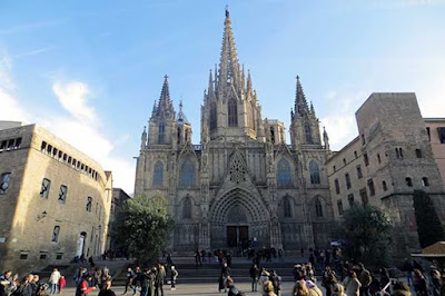 Iglesia de Barcelona, su canónica o constitución interior. Titular de esta iglesia. Número de canónigos. Cuando comenzaron a llamarse así. El Rey canónigo de esta iglesia. Canónigos llamados legos. Hábito coral de los canónigos. Fábrica del templo. Noticia de algunos de sus artífices. Inscripciones de los sepulcros de sus restauradores. Sillería del coro. Noticia del primer Capítulo general de la orden del Toisón de oro en España. Descripción del altar mayor. Portada de la iglesia. Claustros, sepulcros, sacristía y sus ricas alhajas y curiosidades.