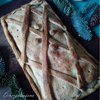 Empanada entera con adornos navideños