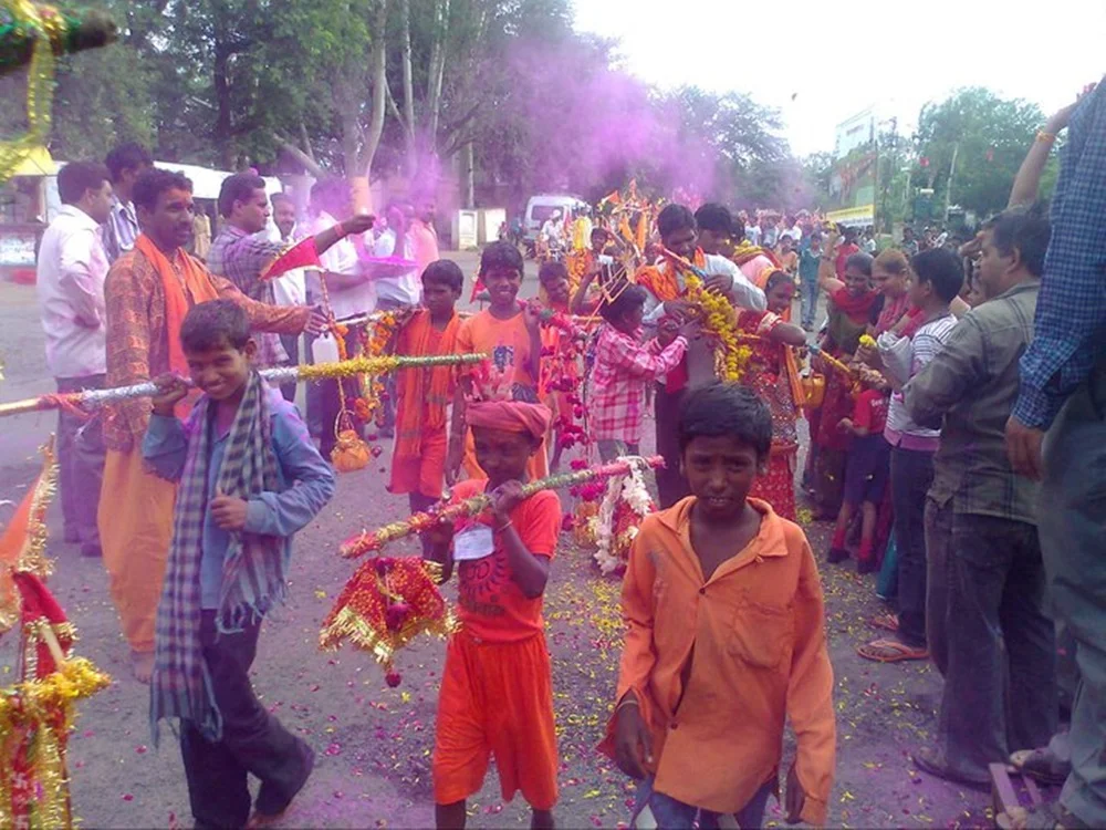 Jhabua Kawad yatra नर्मदा का जल लेकर शहर में निकले कावडिये, अभिषेक किया