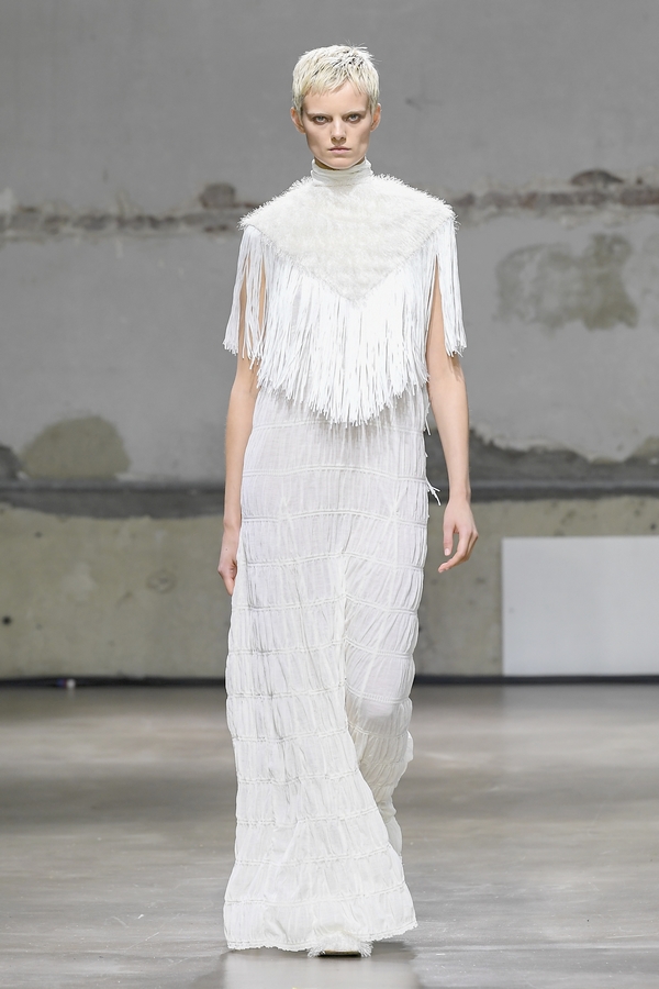 Défilé EENK à la Fashion Week de Paris : robe à frange blanche