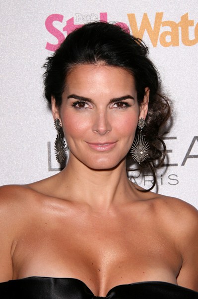 Angie Harmon - Wallpaper Gallery