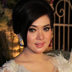 Gaya Make Up Cetar Ala Syahrini Terbaru Terupdate