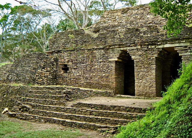 Вид на вход в древний лабиринт майя в Тонине