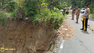 Terjadi Tanah Longsor Di Jalan Penghubung Desa Purwokerto Kayen - Pakis Tambakromo Setelah Diguyur Hujan Deras 