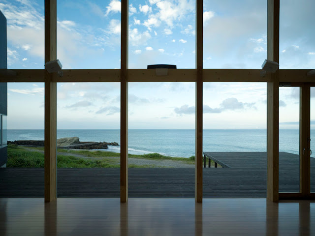 Seaside Boomerang, The Summer House With Facing The Pacific Ocean - Inspiring Modern Home