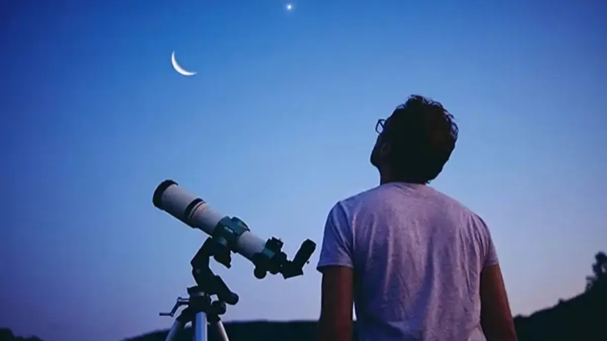 رجل يتأمل القمر في السماء