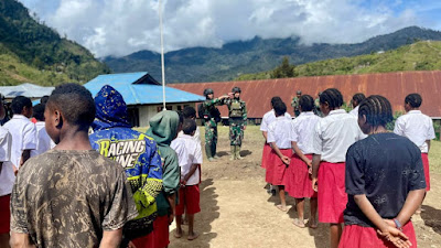 Latihkan Baris Berbaris, Satgas Yonif Raider 321/GT/13/1 Kostrad Tanamkan Disiplin Anak Pedalaman