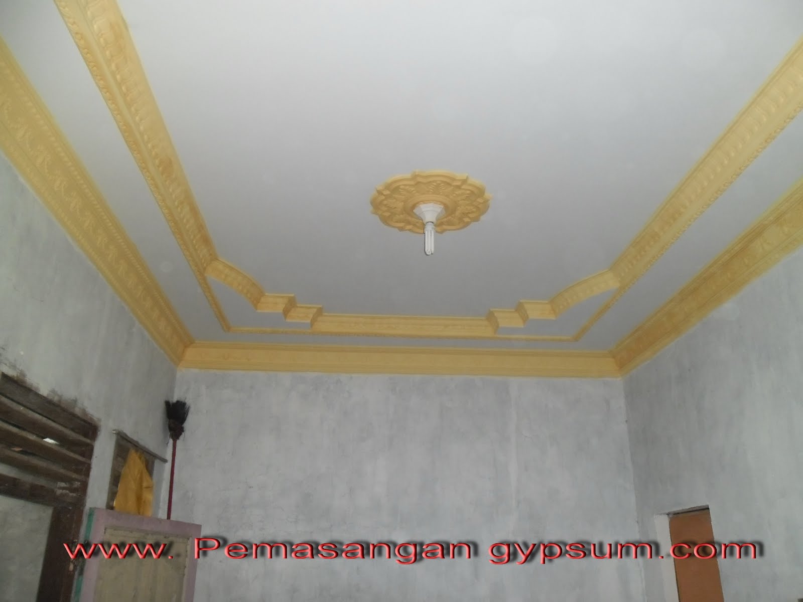 Desain Elegan list gypsum  Berwarna kuning pemasangan 