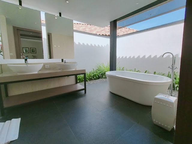 Kamar mandi holiday villa